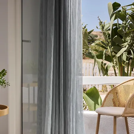 Couette-café Muses Milos Provatas