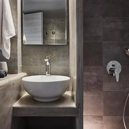 Couette-café Muses Milos Provatas