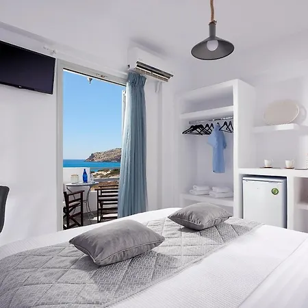 Couette-café Muses Milos Provatas