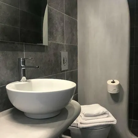 Couette-café Muses Milos Provatas