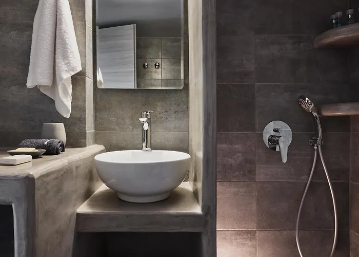 Couette-café Muses Milos Provatas