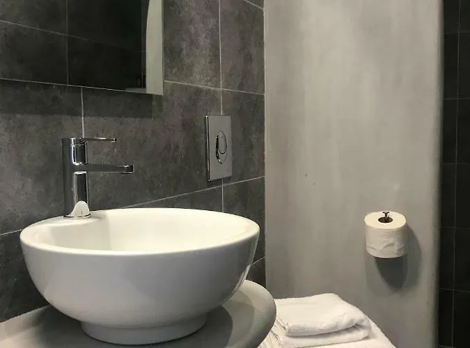 Couette-café Muses Milos Provatas